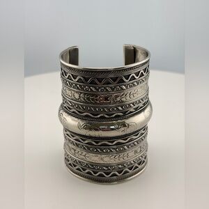 UNISEX Large Silver Plated Cuff Elephant/Floral Design VINTAGE